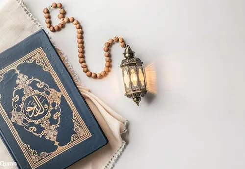 کاغذ دیواری مذهبی طرح فانوس در کنار قرآن