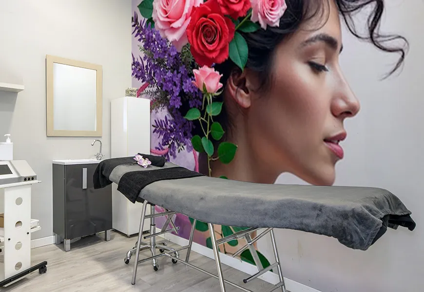 پوستر کلینیک زیبایی طرح چهره و گل