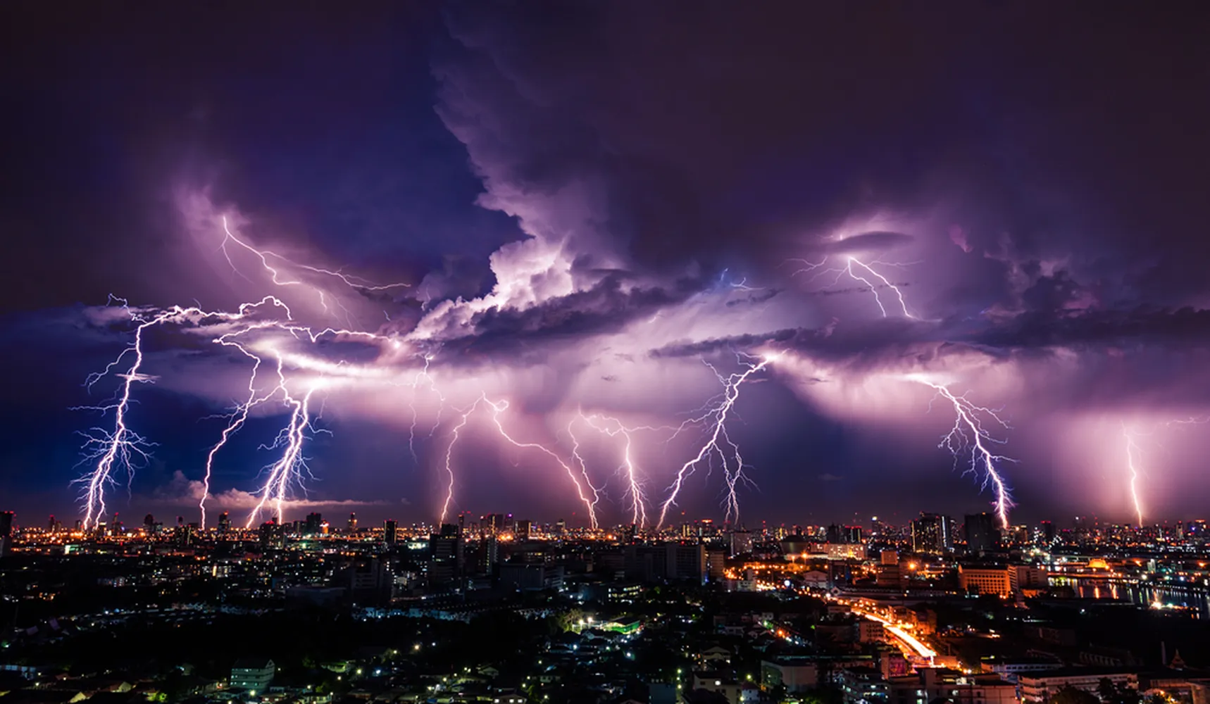 پوستر نور بنفش طوفان رعد و برق بر فراز شهر