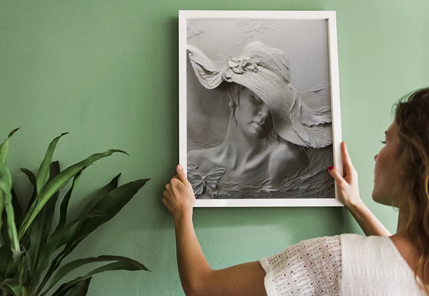 کاغذ دیواری سه بعدی هنری، گچبری برجسته چهره زن با کلاه و پروانه