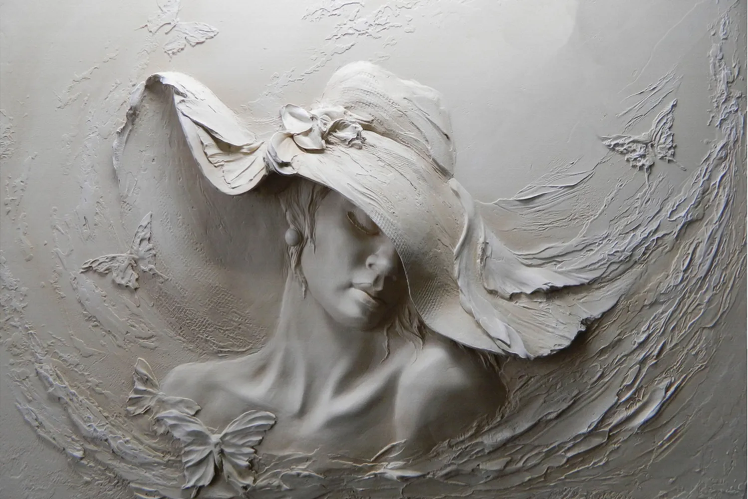 کاغذ دیواری سه بعدی هنری، گچبری برجسته چهره زن با کلاه و پروانه
