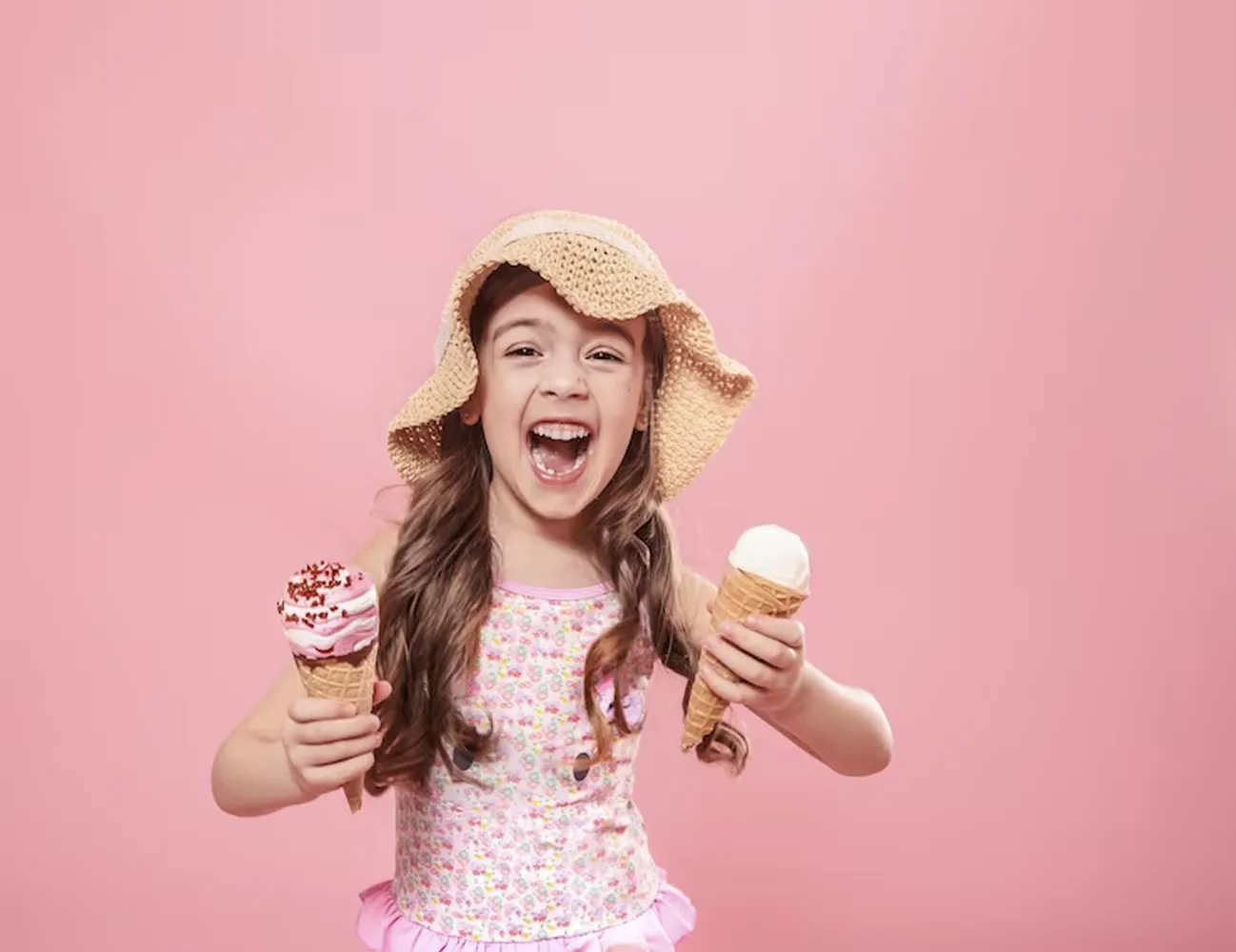 پوستر برای بستنی فروشی طرح پرتره دختر کوچک شاد با بستنی