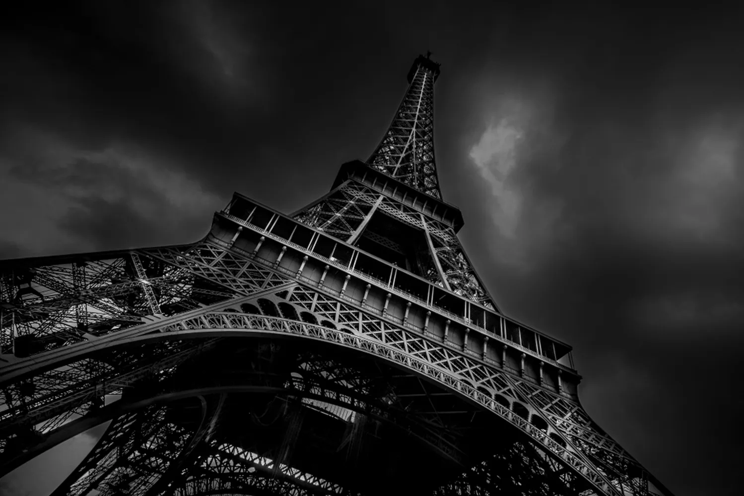 پوستر دیواری سازه قدرتمند برج ایفل پاریس