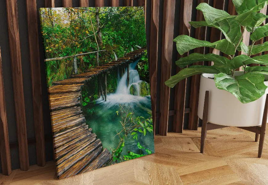 پوستر پل چوبی طرح رودخانه عمیق جنگلی با آب شفاف