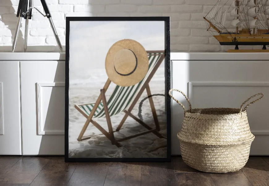 کاغذ دیواری سه بعدی طرح صندلی و کلاه حصیری کنار ساحل